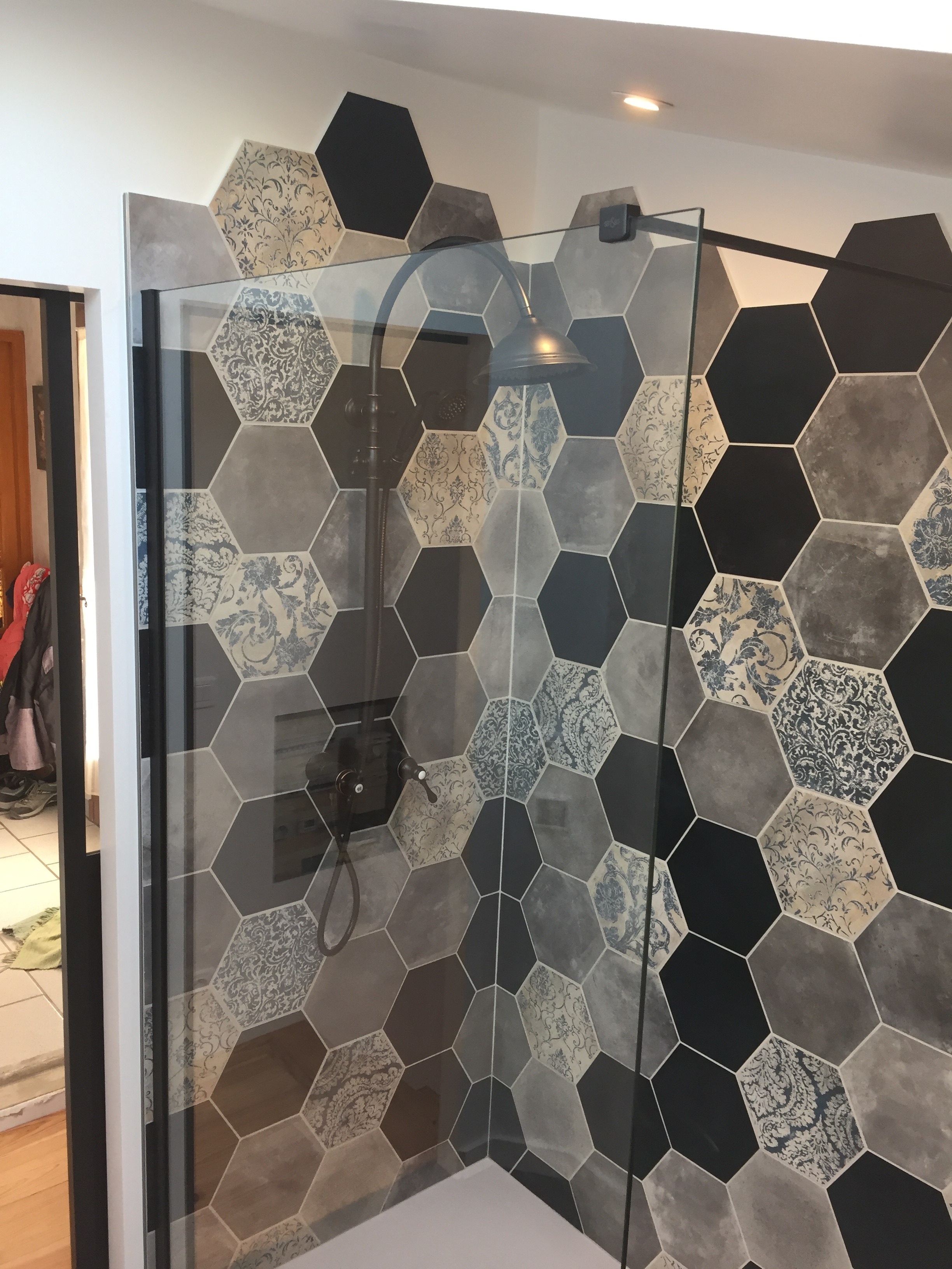 Mosaique hexagonale sur le sol de la salle de bain